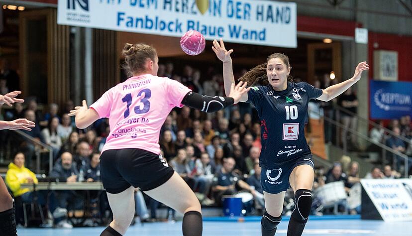 Ihre Präsenz und Wurfgewalt wird im Neckarsulmer Rückraum fehlen: Daphne Gautschi (rechts) zieht es nach Frankreich. Ihre Präsenz und Wurfgewalt wird im Neckarsulmer Rückraum fehlen: Daphne Gautschi (rechts) zieht es nach Frankreich.