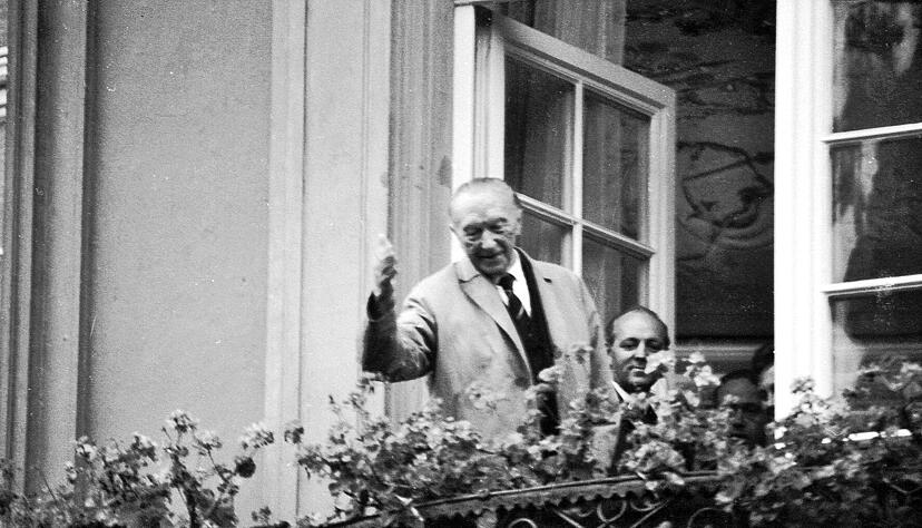 Zusammengestellt von Archiv und Dokumentation der Heilbronner Stimme - Konrad Adenauer winkt 1961 vom Balkon des Schwäbisch Haller Rathauses seinen Zuhörern zu. Zwei Jahre später legt er das Amt des Bundeskanzlers nieder.