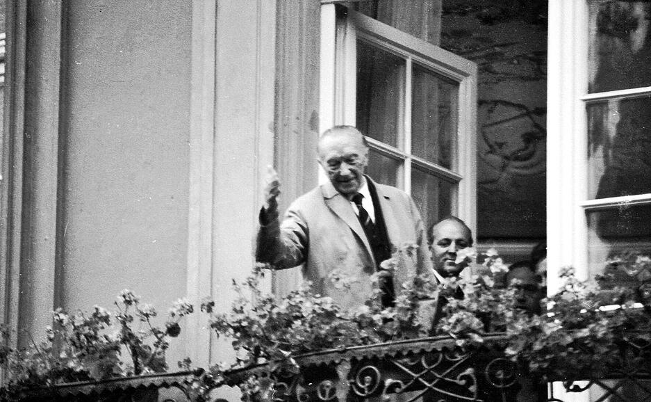Zusammengestellt von Archiv und Dokumentation der Heilbronner Stimme - Konrad Adenauer winkt 1961 vom Balkon des Schwäbisch Haller Rathauses seinen Zuhörern zu. Zwei Jahre später legt er das Amt des Bundeskanzlers nieder.