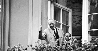 Zusammengestellt von Archiv und Dokumentation der Heilbronner Stimme - Konrad Adenauer winkt 1961 vom Balkon des Schwäbisch Haller Rathauses seinen Zuhörern zu. Zwei Jahre später legt er das Amt des Bundeskanzlers nieder.