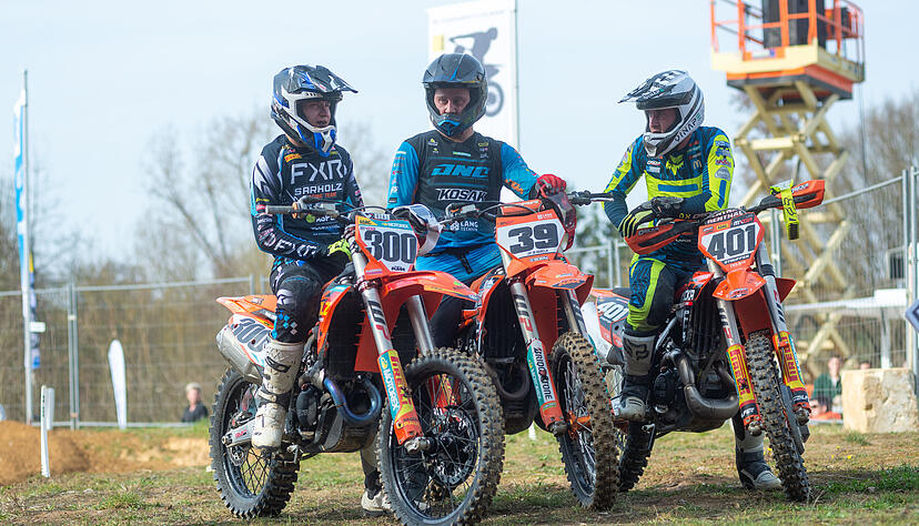 Fachsimpeln nach getaner Arbeit: MX1-Gesamtsieger Roan van de Moosdijk (Mitte) mit seinen Verfolgern Marcel Stauffer (rechts) und Noah Ludwig (links).