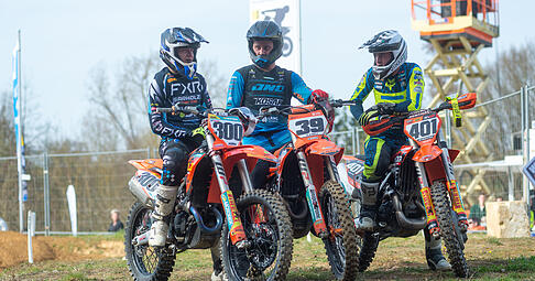 Fachsimpeln nach getaner Arbeit: MX1-Gesamtsieger Roan van de Moosdijk (Mitte) mit seinen Verfolgern Marcel Stauffer (rechts) und Noah Ludwig (links). Fachsimpeln nach getaner Arbeit: MX1-Gesamtsieger Roan van de Moosdijk (Mitte) mit seinen Verfolgern Marcel Stauffer (rechts) und Noah Ludwig (links).