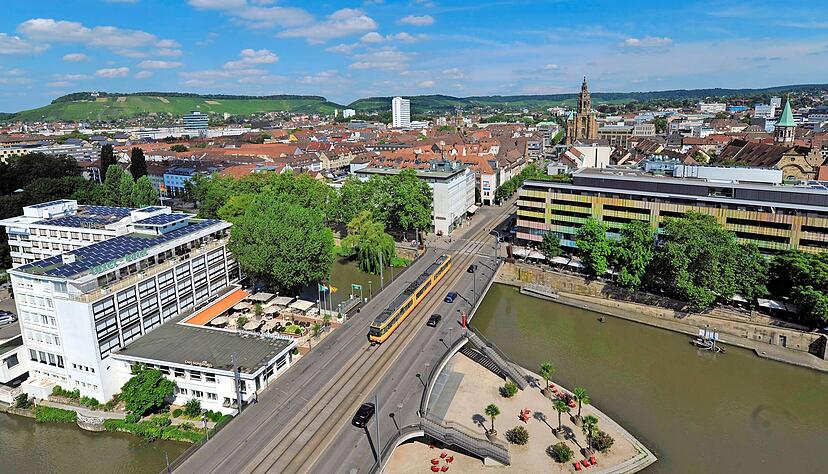 Nicht nur auf der Neckarmeile bereiten sich die Heilbronner Gastronomiebetriebe auf die Wiedereröffnung vor.
Foto: Archiv/Ralf Seidel Nicht nur auf der Neckarmeile bereiten sich die Heilbronner Gastronomiebetriebe auf die Wiedereröffnung vor.
Foto: Archiv/Ralf Seidel