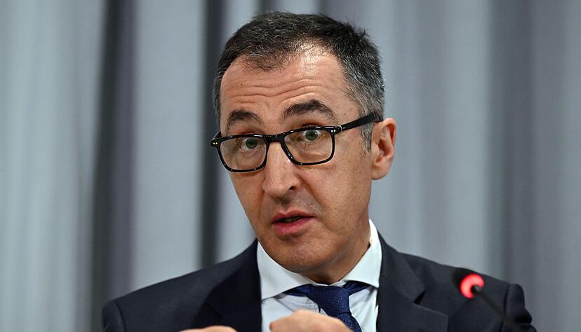 Cem Özdemir spricht während einer Pressekonferenz zum Abschluss der dreitägigen Agrarministerkonferenz. Cem Özdemir spricht während einer Pressekonferenz zum Abschluss der dreitägigen Agrarministerkonferenz.