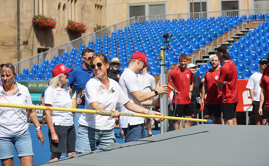 Statt auf dem Eis haben die Profis der Heilbronner Falken am Sonntagmittag auf dem Marktplatz eine ganz spezielle Trainingseinheit absolviert.