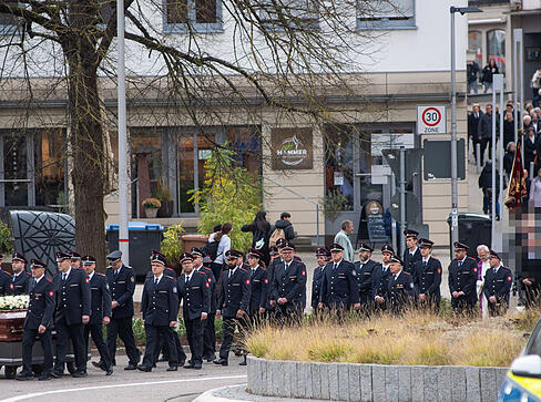 Der Trauerzug bewegt sich Richtung Alter Friedhof. Der Trauerzug bewegt sich Richtung Alter Friedhof.