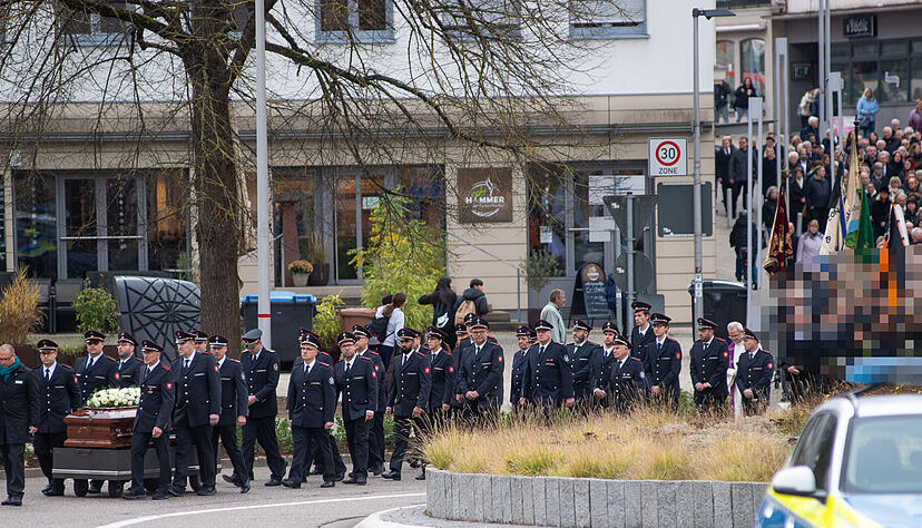 Der Trauerzug bewegt sich Richtung Alter Friedhof. Der Trauerzug bewegt sich Richtung Alter Friedhof.