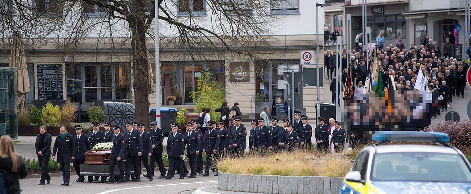 Der Trauerzug bewegt sich Richtung Alter Friedhof. Der Trauerzug bewegt sich Richtung Alter Friedhof.