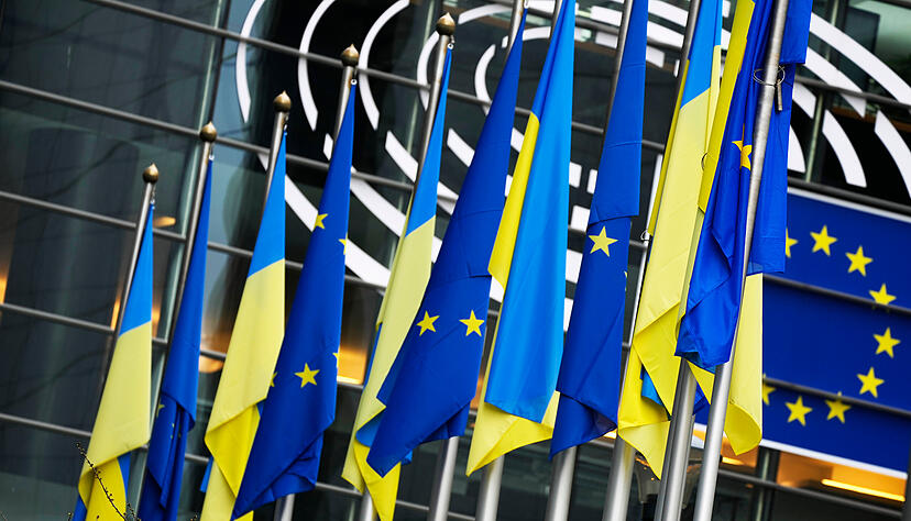 Die Flaggen der Ukraine und der Europäischen Union hängen an der Außenseite des EU-Parlaments. Die Flaggen der Ukraine und der Europäischen Union hängen an der Außenseite des EU-Parlaments.
