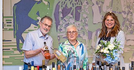 Bernd Semet und Rosemarie Vogt freuen sich mit Königin Tamara Elbl über ihren Hauptgewinn beim Wein-Quiz-Finale in der Genossenschaftskellerei.
Foto: Mario Berger
