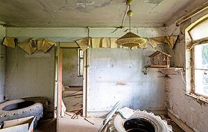 Der Vogelk&auml;fig steht noch auf dem Regal: Ein Haus, das schon vor langer Zeit verlassen wurde.