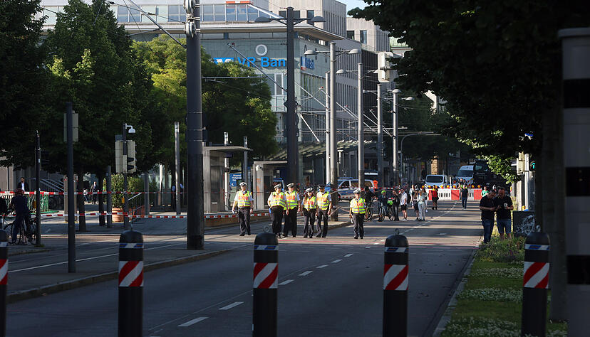 Rund um die AfD-Landeswahlversammlung in der Heilbronner Harmonie ist viel Polizei im Einsatz.
