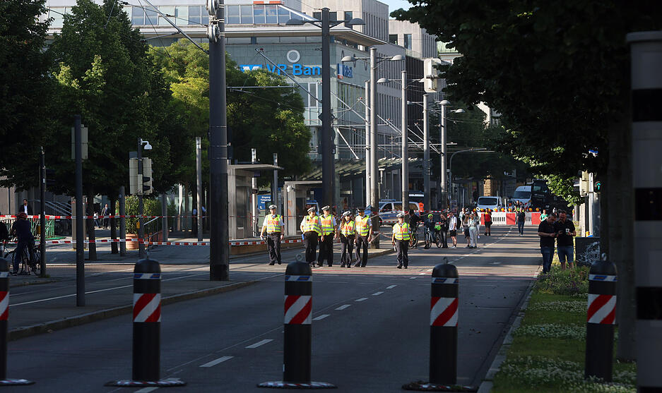 Rund um die AfD-Landeswahlversammlung in der Heilbronner Harmonie ist viel Polizei im Einsatz.