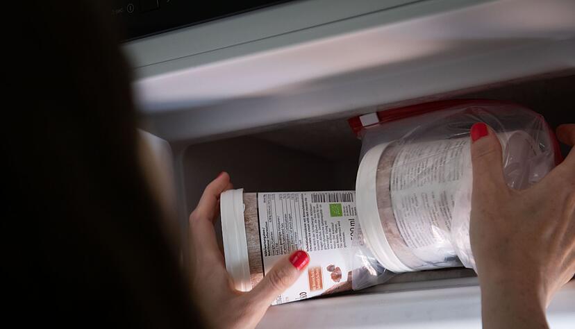 Schritt 2: Den Eisbecher im Gefrierbeutel in das Gefrierfach legen.