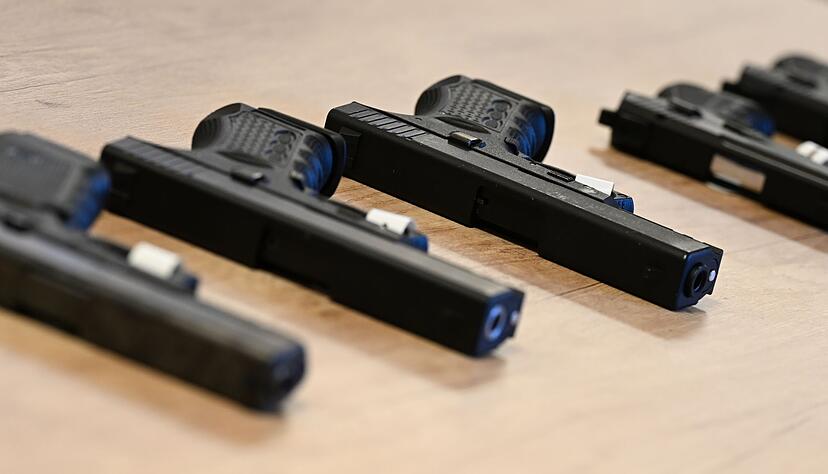 Kriminelle verwenden auch zu scharfen Waffen umgebaute Schreckschusswaffen.