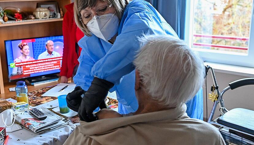 In Gundelsheim sind die Impfungen in den Pflegeheimen abgeschlossen, deshalb kann die Stadt an der mobilen Landes-Impfaktion teilnehmen.
Foto: dpa/ Schmidt In Gundelsheim sind die Impfungen in den Pflegeheimen abgeschlossen, deshalb kann die Stadt an der mobilen Landes-Impfaktion teilnehmen.
Foto: dpa/ Schmidt
