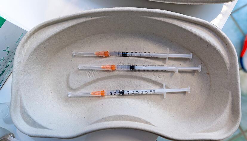 In solchen Spritzen wird der Corona-Impfstoff aufgezogen und den Patienten injiziert. Die Hausärzte haben derzeit nur sehr wenige Dosen.
Fotos: Mario Berger