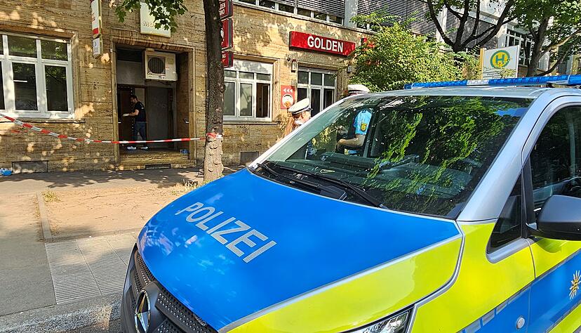 Einsatzkräfte der Polizei sind am Dienstagmorgen in der Nähe einer Gaststätte im Einsatz.