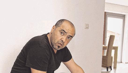 Ahmad El-Ghandour zeigt, wo er auf dem Boden lag.
Foto: Wolfgang Müller