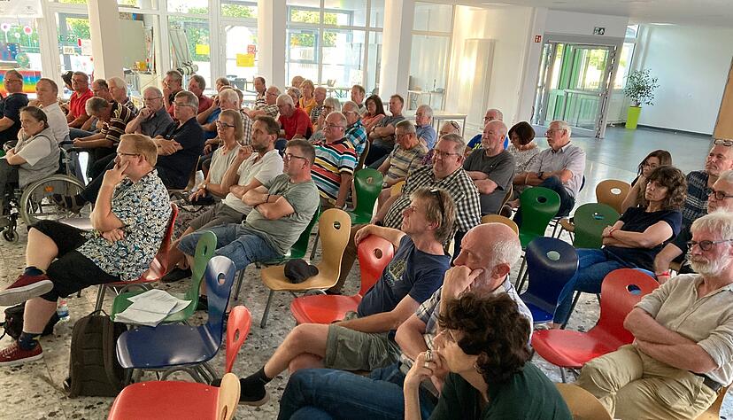 Großes Interesse: Zahlreiche Bürger verfolgen die Vattenfall-Präsentation in der Aula der Birkenbachschule. Es gab auch kritische Anmerkungen.
Foto: Jörg Kühl Großes Interesse: Zahlreiche Bürger verfolgen die Vattenfall-Präsentation in der Aula der Birkenbachschule. Es gab auch kritische Anmerkungen.
Foto: Jörg Kühl