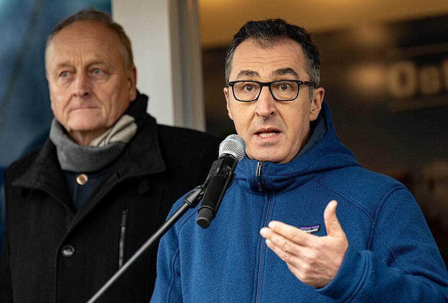 Joachim Rukwied (l), Präsident des Deutschen Bauernverbandes, und Cem Özdemir (Bündnis 90/Die Grünen), Bundesminister für Ernährung und Landwirtschaft, stehen während einer Demonstration des Deutschen Bauernverbandes unter dem Motto «Zu viel ist zu viel! Jetzt ist Schluss!» vor dem Brandenburger Tor auf der Bühne.