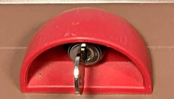 Diese Schlösser verhindern, dass Tonnen durch Fremde verunreinigt werden. Diese Schlösser verhindern, dass Tonnen durch Fremde verunreinigt werden.