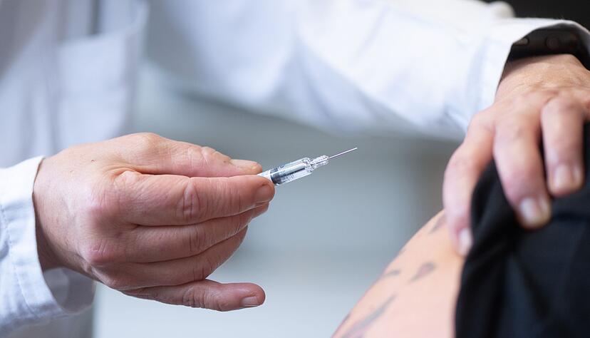 Ob Diabetes, Herzschwäche oder COPD: Menschen mit Vorerkrankungen wird empfohlen, jetzt im Herbst den Corona-Impfschutz aufzufrischen.