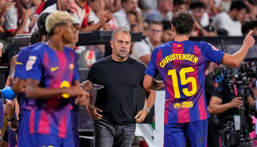 Für Trainer Hansi Flick wird die Rückkehr von Barça ins Camp Nou eine Premiere - er kam erst während des langjährigen Umbaus nach Barcelona. Für Trainer Hansi Flick wird die Rückkehr von Barça ins Camp Nou eine Premiere - er kam erst während des langjährigen Umbaus nach Barcelona.