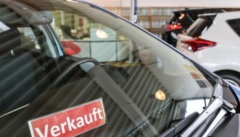 Ein Schild mit der Aufschrift &laquo;Verkauft&raquo; steht in einem Fahrzeug bei einem Autoh&auml;ndler.