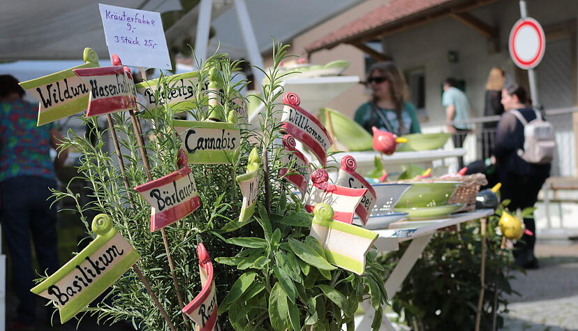 Die Cannabis-Kr&auml;uterfahne geh&ouml;rt zu den ersten verkauften Objekten am Stand von Angela Wieffen, die aus Nordrhein-Westfalen gerne nach Sindringen kommt.
