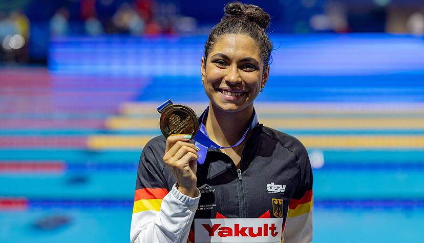 Da ist das Ding: Elendt pr&auml;sentiert stolz die Goldmedaille.