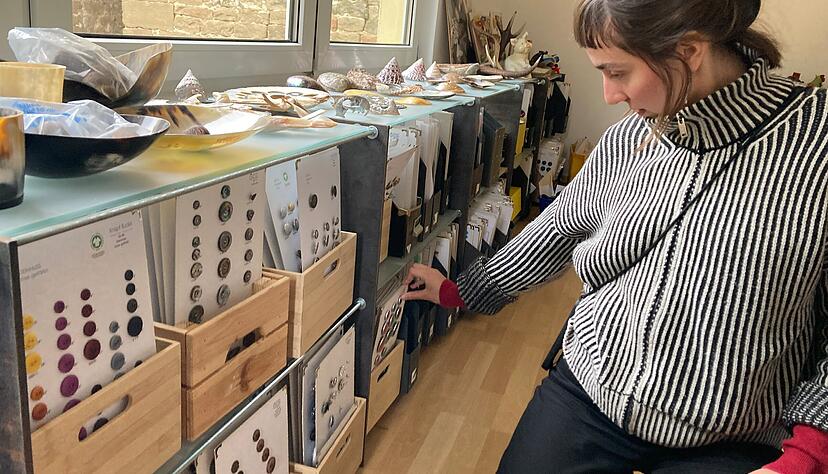 Hörner, Muschelschalen, Steinnüsse und Co.: Im Ausstellungsraum können Besucher nicht nur fertige Produkte bestaunen, sondern auch die Vielfalt der natürlichen Ausgangsmaterialien.
Fotos: Jörg Kühl