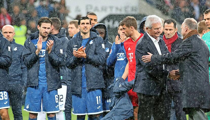 Aktion mit viel Symbolik: Bayerns Vorstandsvorsitzender Karl-Heinz Rummenigge entschuldigt sich hier bei Dietmar Hopp für die Verfehlungen einiger Unbelehrbarer im Bayern-Block.
Fotos: Andreas Veigel Aktion mit viel Symbolik: Bayerns Vorstandsvorsitzender Karl-Heinz Rummenigge entschuldigt sich hier bei Dietmar Hopp für die Verfehlungen einiger Unbelehrbarer im Bayern-Block.
Fotos: Andreas Veigel