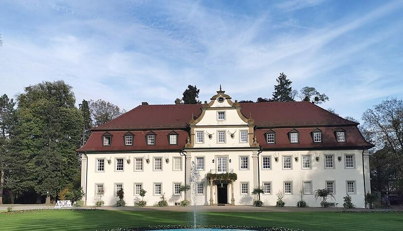 Die Philosophie des Hauses bleibt gleich, doch baulich wird sich viel verändern im Wald- und Schlosshotel. Das Restaurant Le Cerf ist jüngst erneut mit zwei Sternen ausgezeichnet worden. Die Philosophie des Hauses bleibt gleich, doch baulich wird sich viel verändern im Wald- und Schlosshotel. Das Restaurant Le Cerf ist jüngst erneut mit zwei Sternen ausgezeichnet worden.