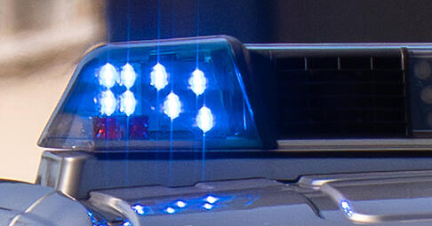 Das Karussell auf dem Mosbacher Weihnachtsmarkt wurde durch ein Auto beschädigt. Die Polizei sucht Zeugen.