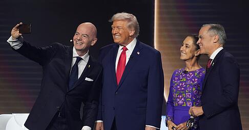 FIFA-Pr&auml;sident Gianni Infantino (l-r) macht ein Selfie mit US-Pr&auml;sident Donald Trump, der mexikanischen Pr&auml;sidentin Claudia Sheinbaum und dem kanadischen Premierminister Mark Carney. (Archivbild)