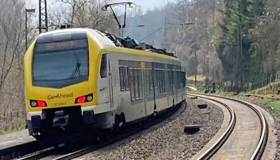 Ein Zug von Go-Ahead fährt auf dem freien Gleis Richtung Stuttgart.
Foto: Kümmerle