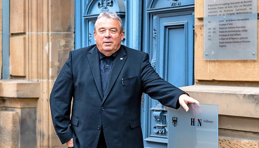 Baubürgermeister Wilfried Hajek am Eingang zu seinem Dienstsitz in der unter Denkmalschutz stehenden Villa Bruckmann an der Cäcilienstraße.
