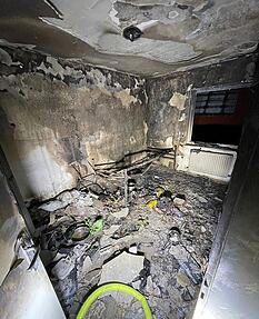 Blick in eines der zerst&ouml;rten Zimmer beim Brand einer Asylunterkunft in Dimbach.