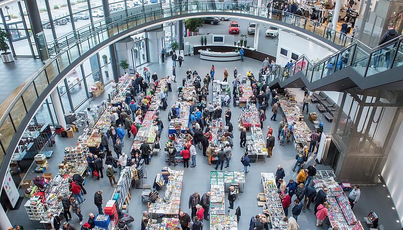 Händler und Aussteller aus ganz Deutschland bieten im Audi-Forum ihre Ware an. Die Modellautobörse ist etwas für Experten, aber auch für Sonntagsausflügler.