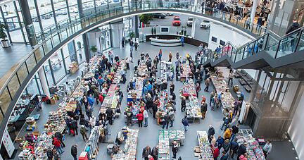 Etwa 45 Händler und Aussteller aus ganz Deutschland boten im Audi-Forum ihre Ware an. Die Modellautobörse war etwas für Experten, aber auch für Sonntagsausflügler. Fotos: Mario Berger