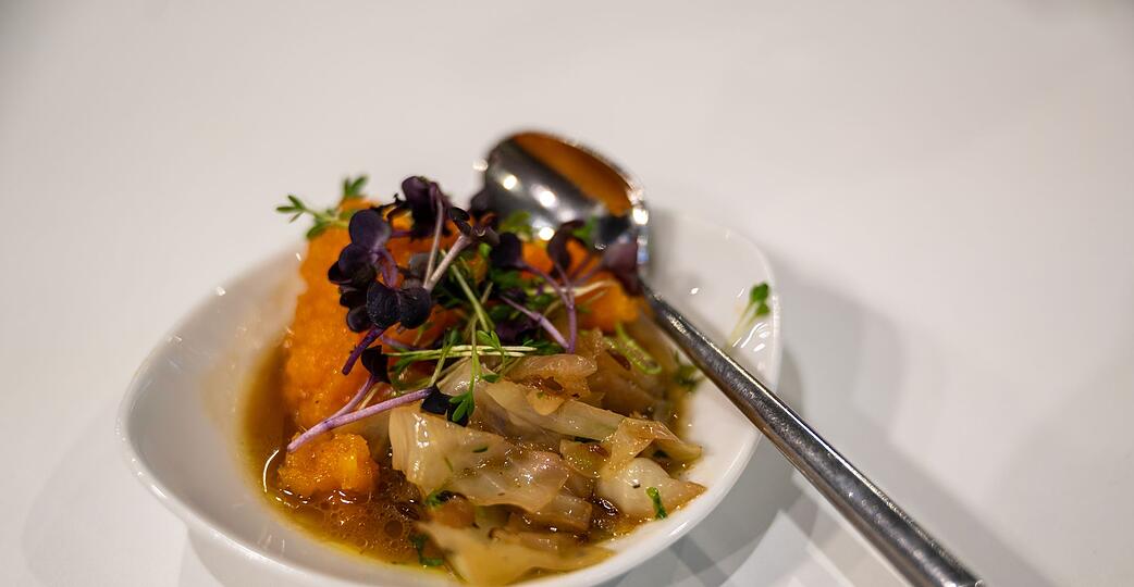 Wenn die Konsistenz des Schmorkohl sch&ouml;n &laquo;schlotzig&raquo; ist, schmeckt er am besten.