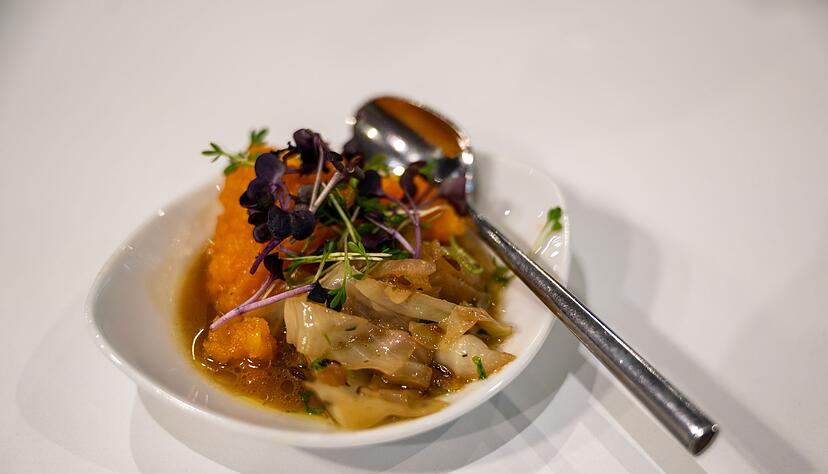 Wenn die Konsistenz des Schmorkohl sch&ouml;n &laquo;schlotzig&raquo; ist, schmeckt er am besten.