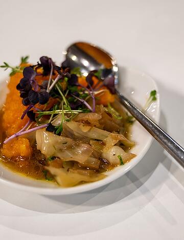 Wenn die Konsistenz des Schmorkohl sch&ouml;n &laquo;schlotzig&raquo; ist, schmeckt er am besten.