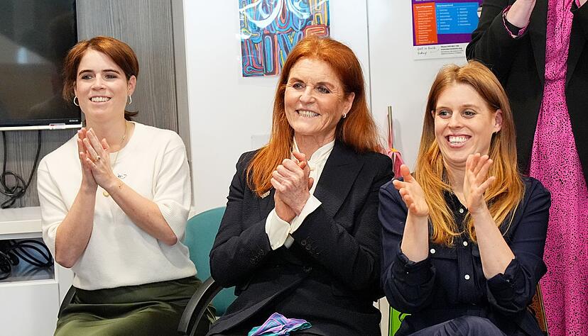 Prinzessin Beatrice (r) und Prinzessin Eugenie (l) kommen einem Bericht zufolge nicht zum royalen Osterfest. Prinzessin Beatrice (r) und Prinzessin Eugenie (l) kommen einem Bericht zufolge nicht zum royalen Osterfest.