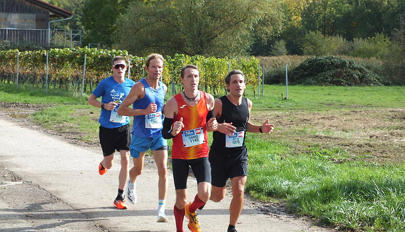 Noch 8 Kilometer haben diese Läufer, bis sie das Ziel erreichen. Noch 8 Kilometer haben diese Läufer, bis sie das Ziel erreichen.