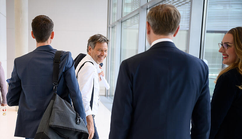 Wirtschaftsminister Robert Habeck (Gr&uuml;ne) und Finanzminister Christian Lindner (FDP, 2.v.r.) am Mittag vor der Einigung zum Heizungsgesetz.