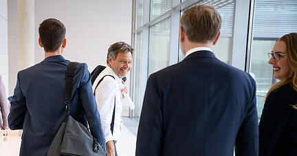 Wirtschaftsminister Robert Habeck (Grüne) und Finanzminister Christian Lindner (FDP, 2.v.r.) am Mittag vor der Einigung zum Heizungsgesetz. Wirtschaftsminister Robert Habeck (Grüne) und Finanzminister Christian Lindner (FDP, 2.v.r.) am Mittag vor der Einigung zum Heizungsgesetz.