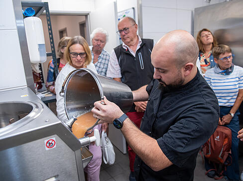 Beim Lesersommer schauen die Besucher im Primafila hinter die Kulissen der Eismanufaktur