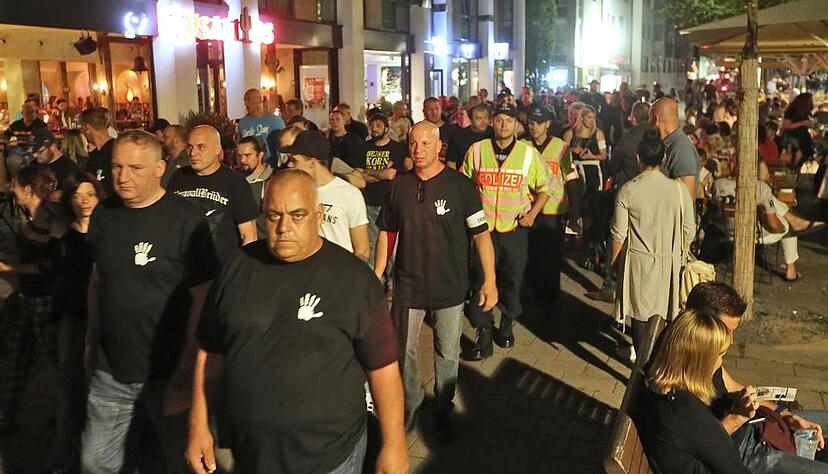 Wie auch beim „Spaziergang“ durch Heilbronn vor wenigen Wochen werden Privatleute auf dem Weindorf „Helfende Hand“-Shirts tragen. Foto: Archiv/Sawatzki